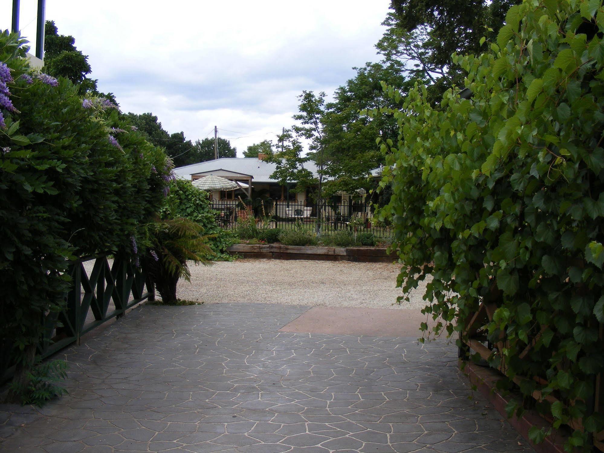 Coach House Inn Bright Ngoại thất bức ảnh